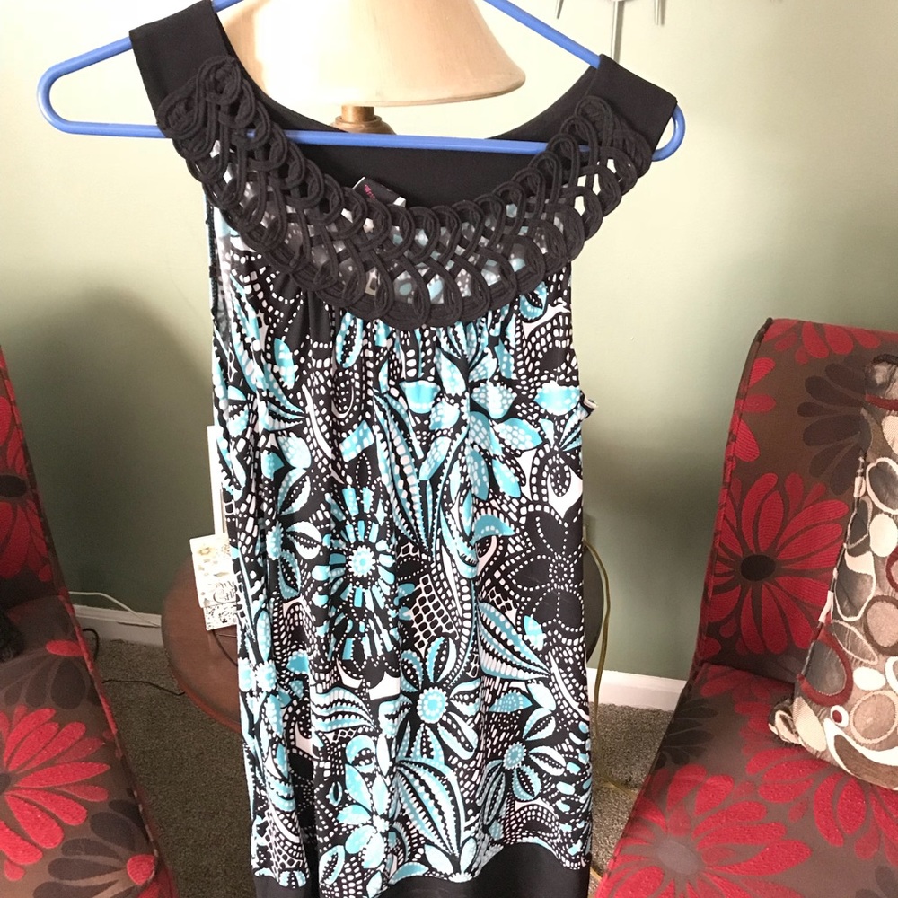 Sleeveless maxi dress. Decorative neckline.